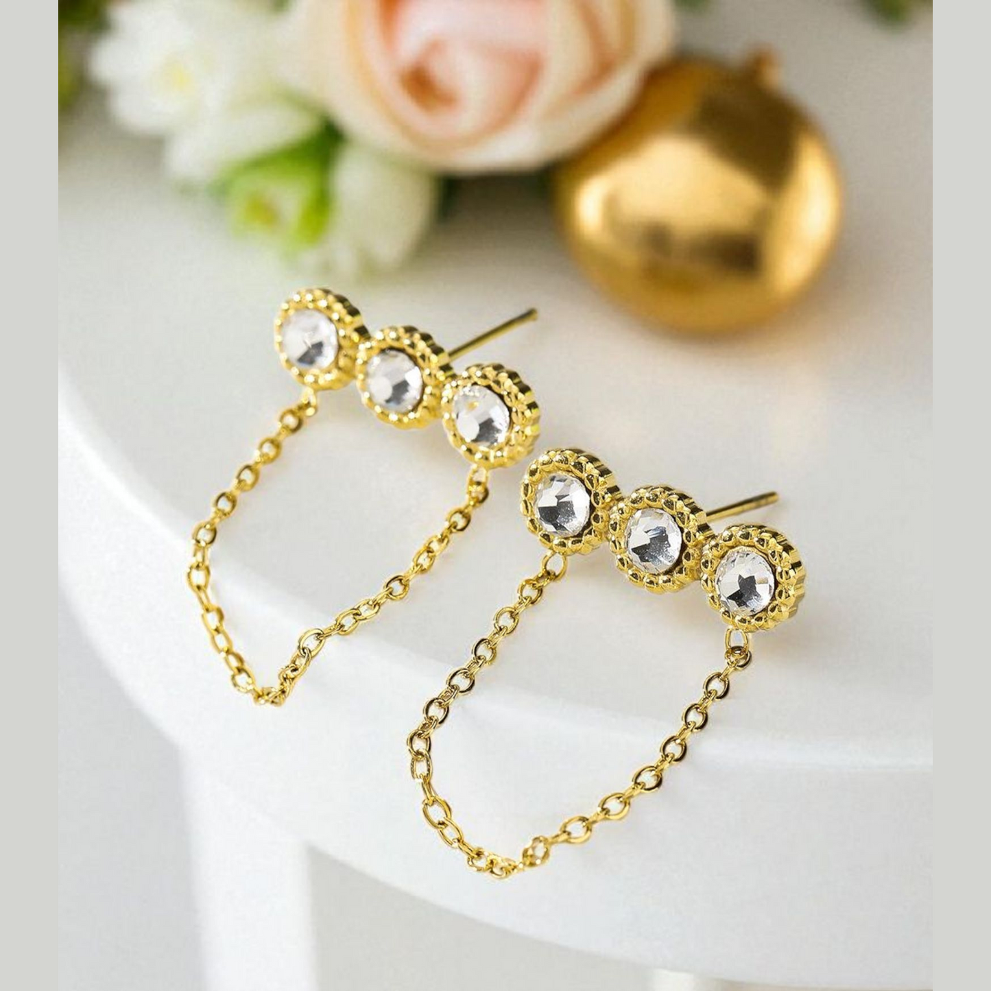 Boucles d'oreilles dorées triple strass avec chaîne