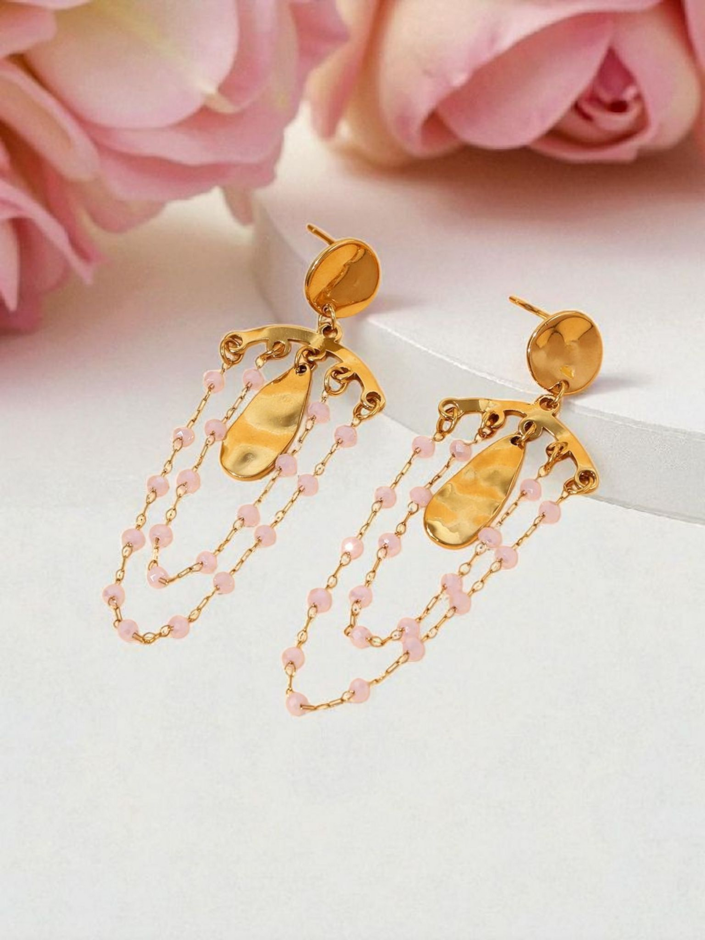 Boucles d'oreilles pendantes dorées martelées et chaînes perles roses