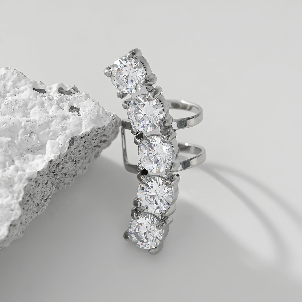Bijou d'oreille earcuff argenté 5 oxydes de zirconium