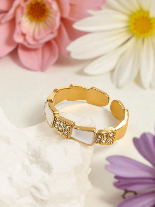 Bague dorée entourée de nacre et zircon