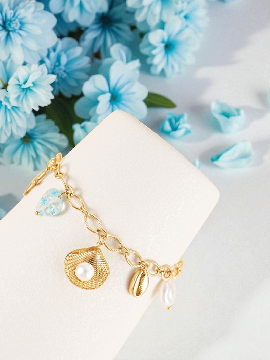 Bracelet chaîne dorée breloques de la mer bleues