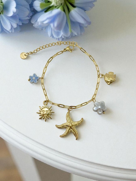 Bracelet chaîne dorée breloques de la mer fleurs bleues