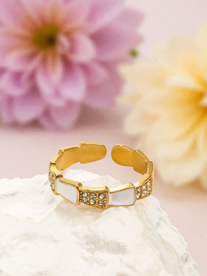 Bague dorée entourée de nacre et zircon