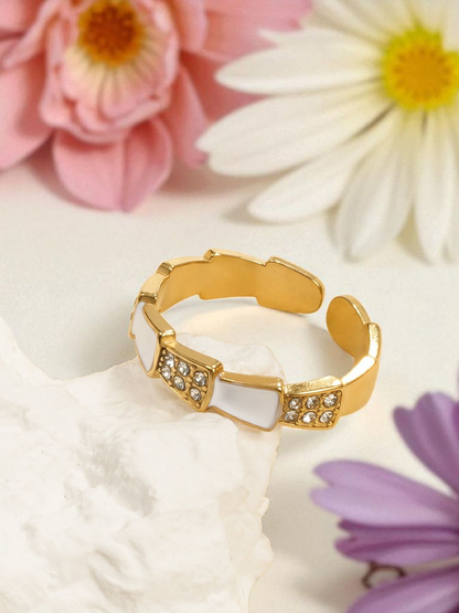 Bague dorée entourée de nacre et zircon