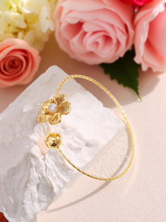 Bracelet manchette fleur perlée et sphère