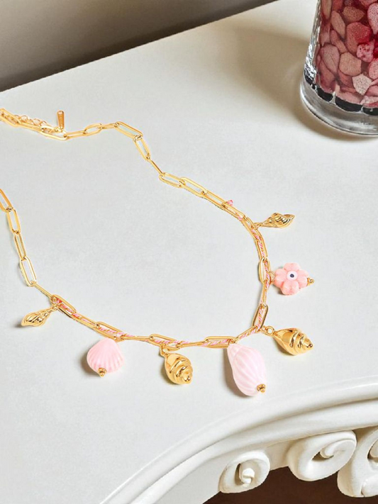 Collier chaîne dorée maillons avec breloques dorées et roses