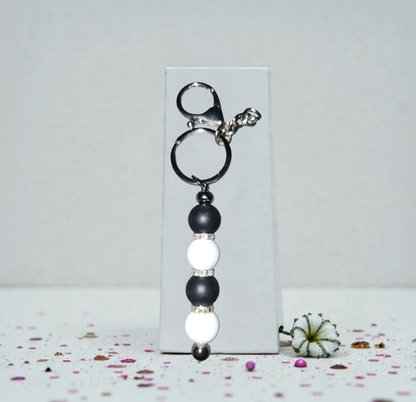 Porte-clé fait main personnalisé noir et blanc et strass