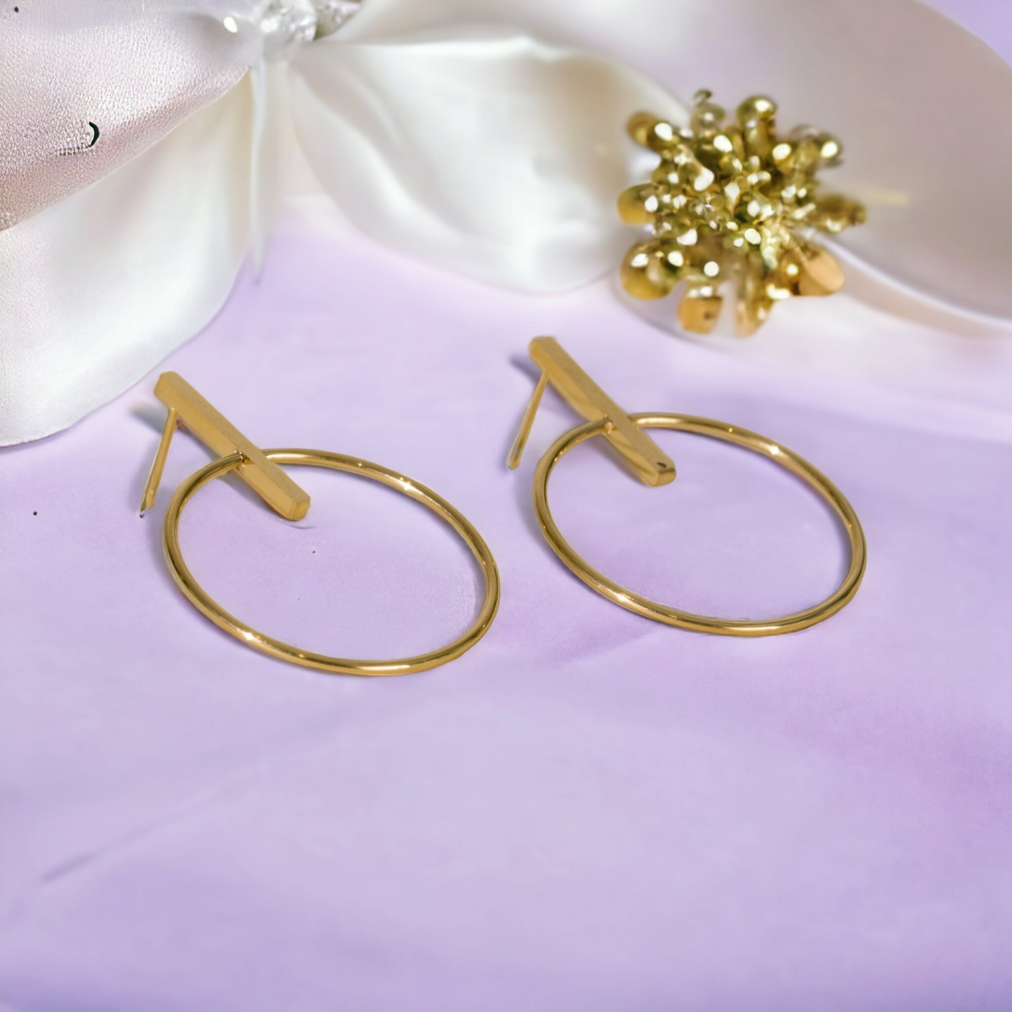 Boucles d'oreilles cercle et barre dorées