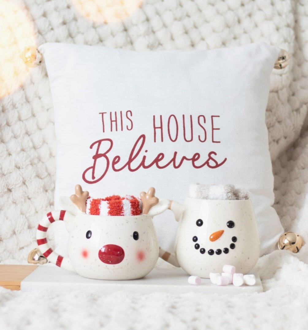 (Pré-commande) - Ensemble mug bonhomme de neige avec 1 paire de chaussettes de Noël