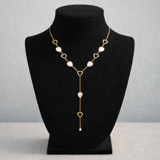 Collier doré en Y cœur ajouré et perle blanche