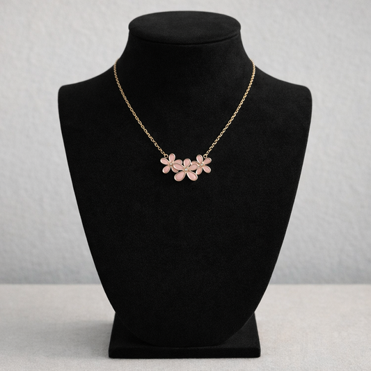 Collier chaîne dorée triple fleurs roses