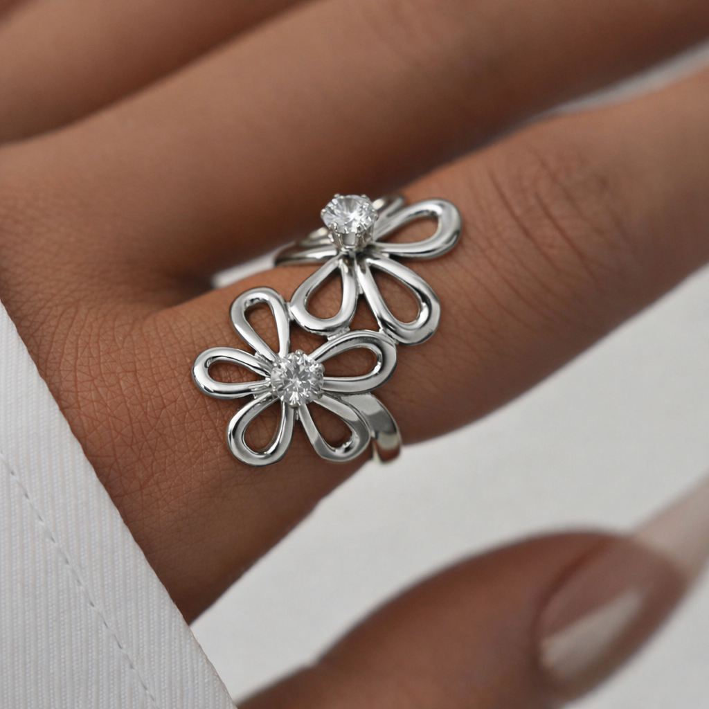 Bague ajustable ornement double fleurs à 5 pétales avec strass central