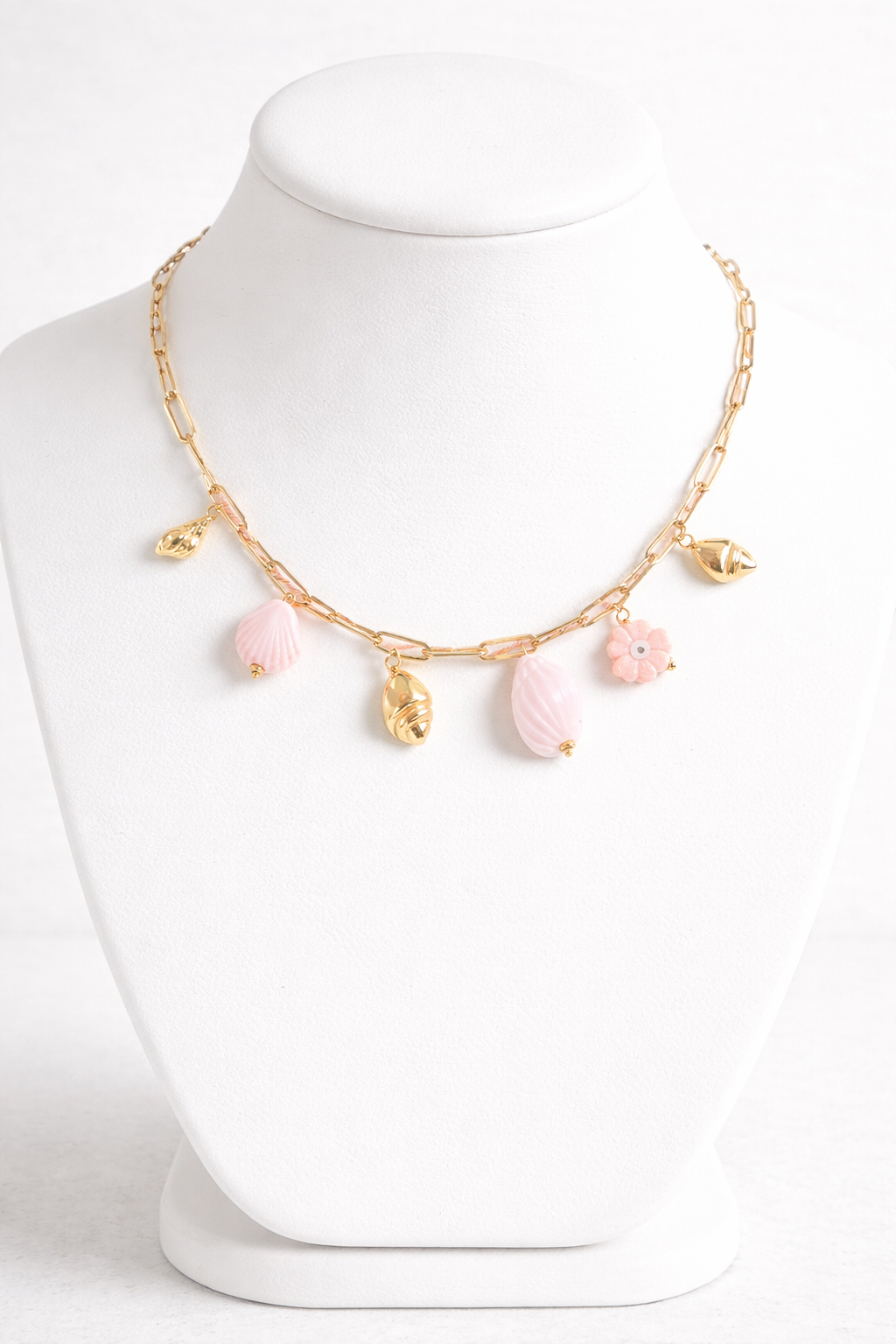 Collier chaîne dorée maillons avec breloques dorées et roses