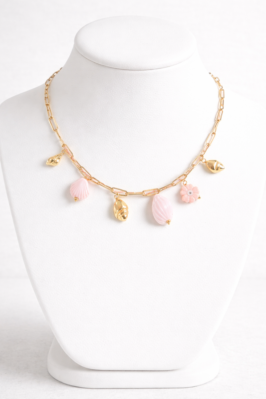 Collier chaîne dorée maillons avec breloques dorées et roses