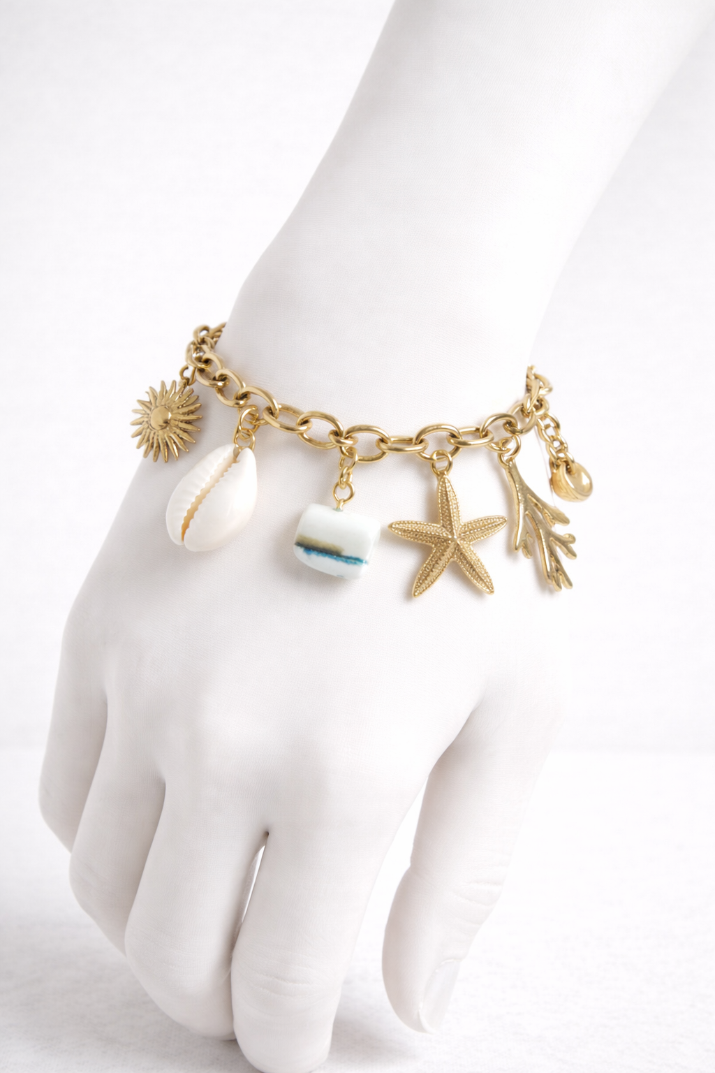 Bracelet chaîne dorée breloques de la mer blanches