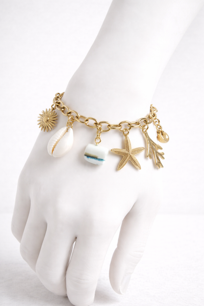 Bracelet chaîne dorée breloques de la mer blanches